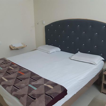Srinivasa Hotel ตีรูปาติ ภายนอก รูปภาพ