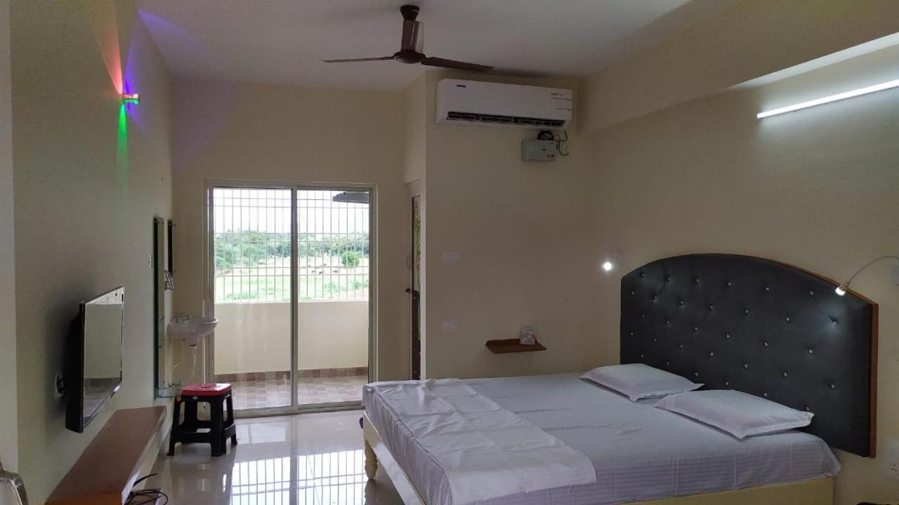 Srinivasa Hotel ตีรูปาติ ภายนอก รูปภาพ