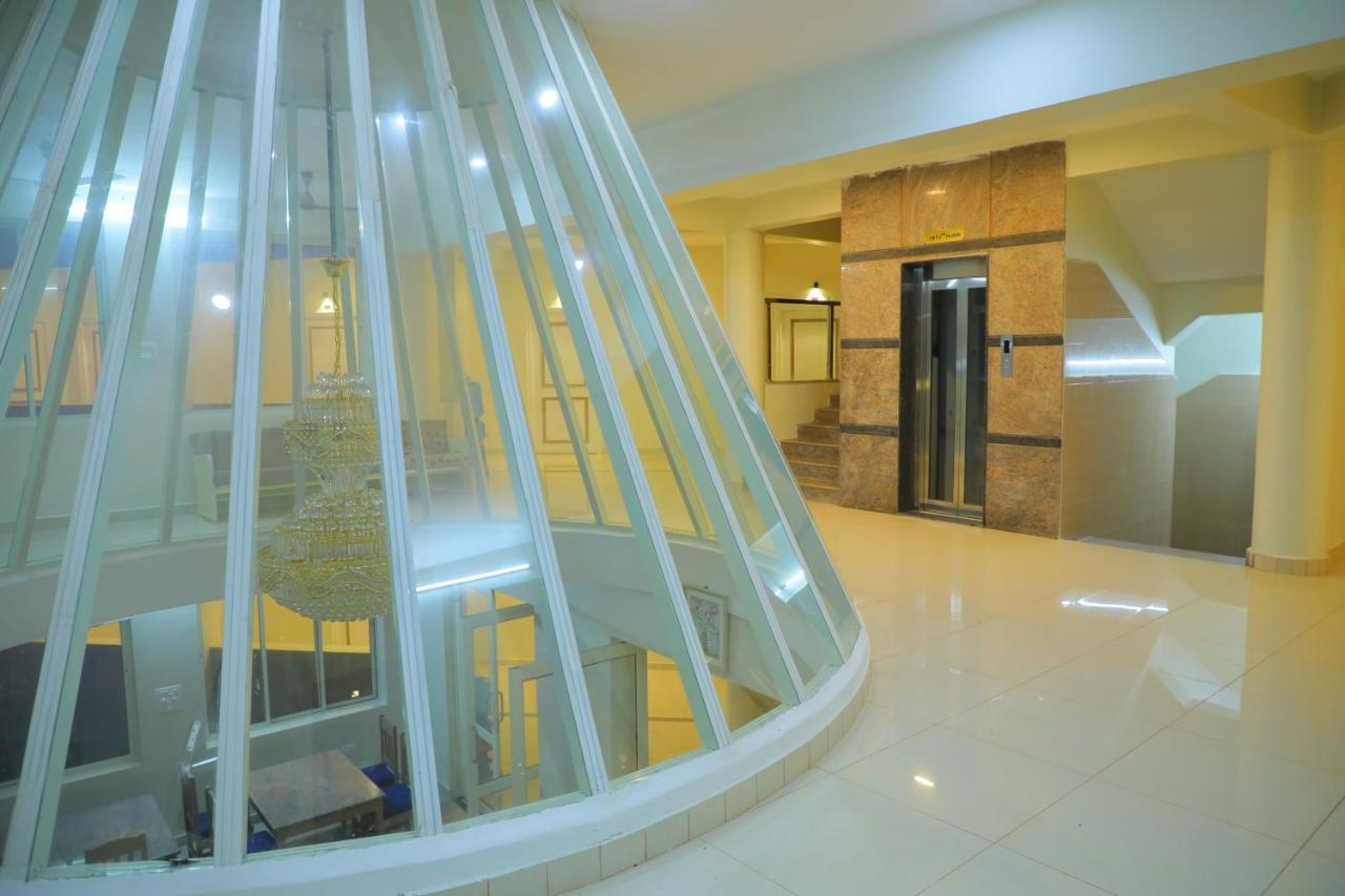 Srinivasa Hotel ตีรูปาติ ภายนอก รูปภาพ
