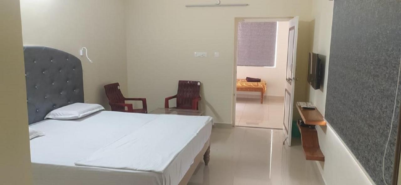 Srinivasa Hotel ตีรูปาติ ภายนอก รูปภาพ