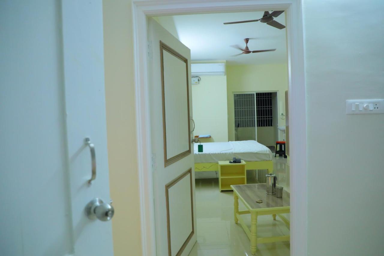 Srinivasa Hotel ตีรูปาติ ภายนอก รูปภาพ
