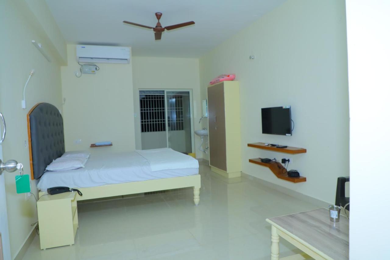 Srinivasa Hotel ตีรูปาติ ภายนอก รูปภาพ