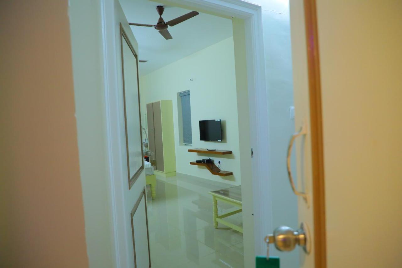 Srinivasa Hotel ตีรูปาติ ภายนอก รูปภาพ