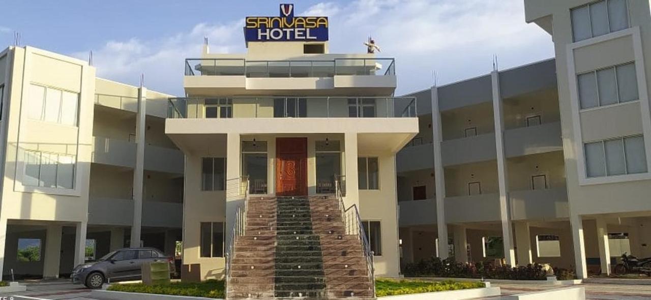 Srinivasa Hotel ตีรูปาติ ภายนอก รูปภาพ