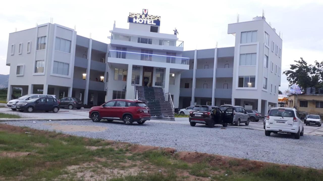 Srinivasa Hotel ตีรูปาติ ภายนอก รูปภาพ