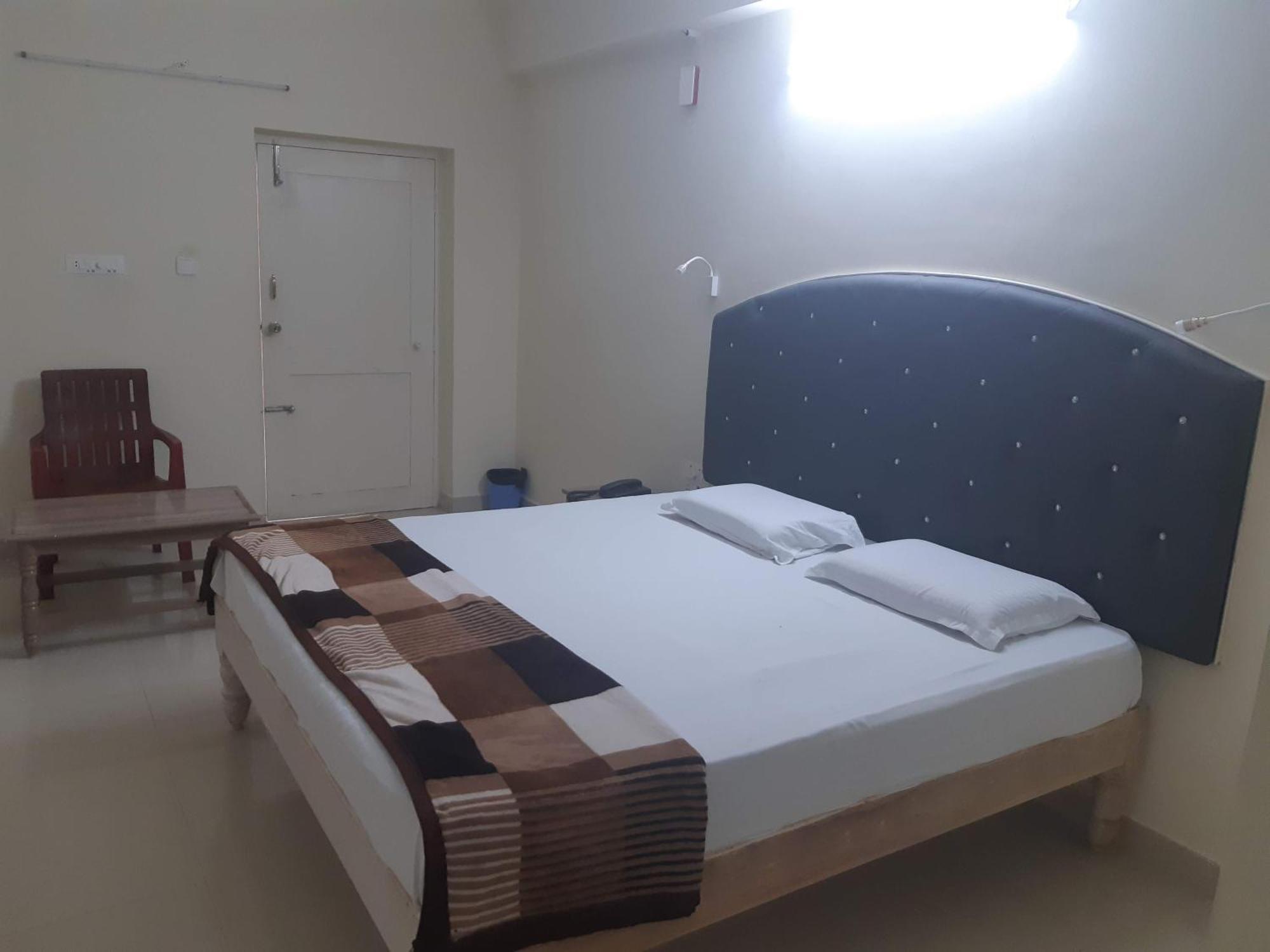 Srinivasa Hotel ตีรูปาติ ภายนอก รูปภาพ