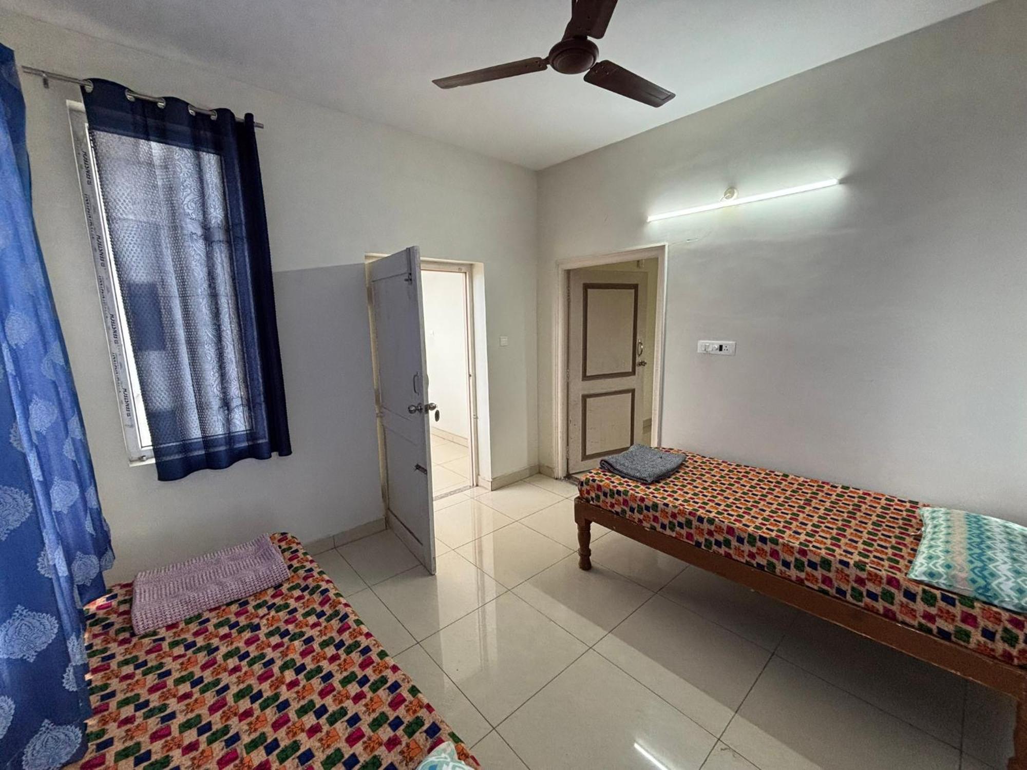 Srinivasa Hotel ตีรูปาติ ภายนอก รูปภาพ