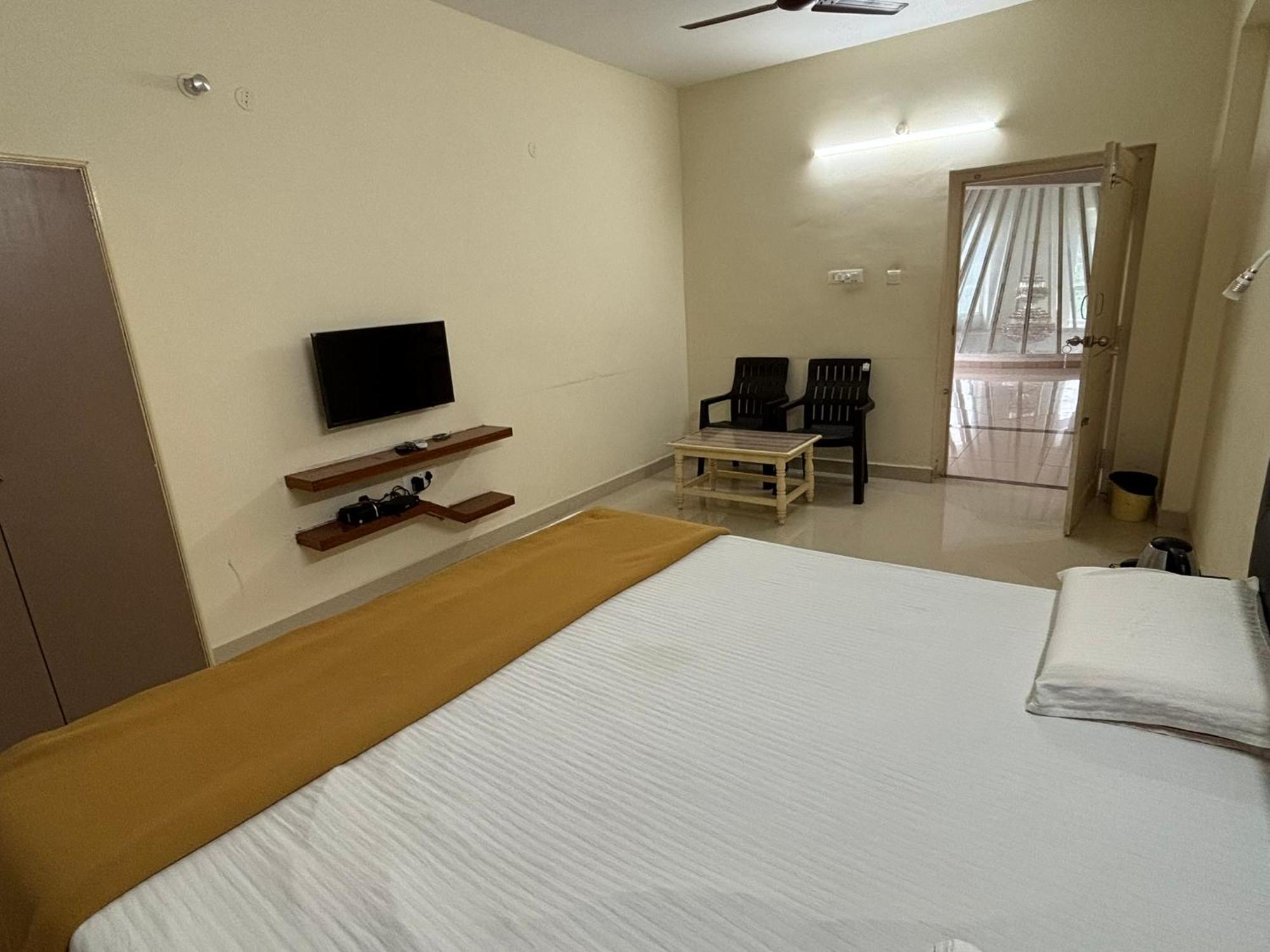 Srinivasa Hotel ตีรูปาติ ภายนอก รูปภาพ