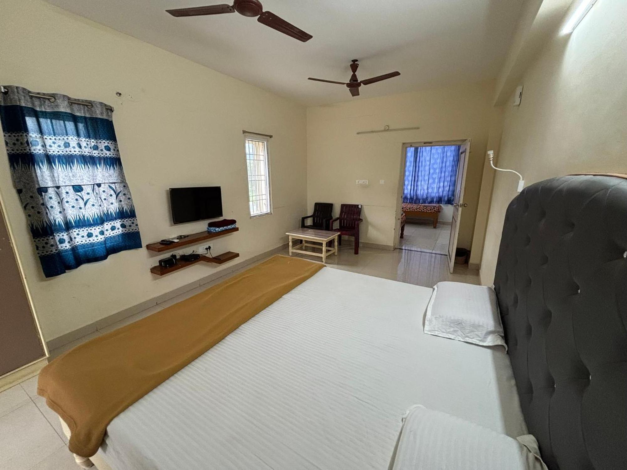 Srinivasa Hotel ตีรูปาติ ภายนอก รูปภาพ