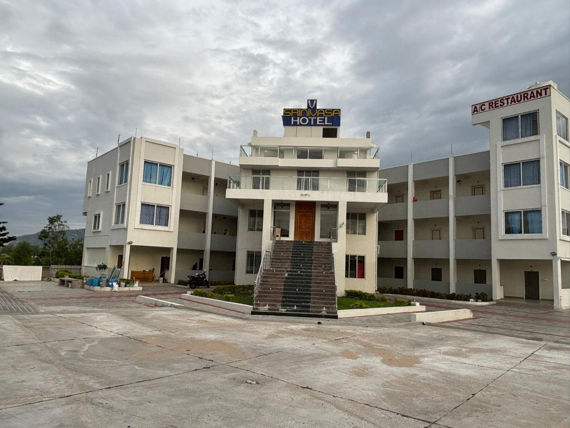 Srinivasa Hotel ตีรูปาติ ภายนอก รูปภาพ