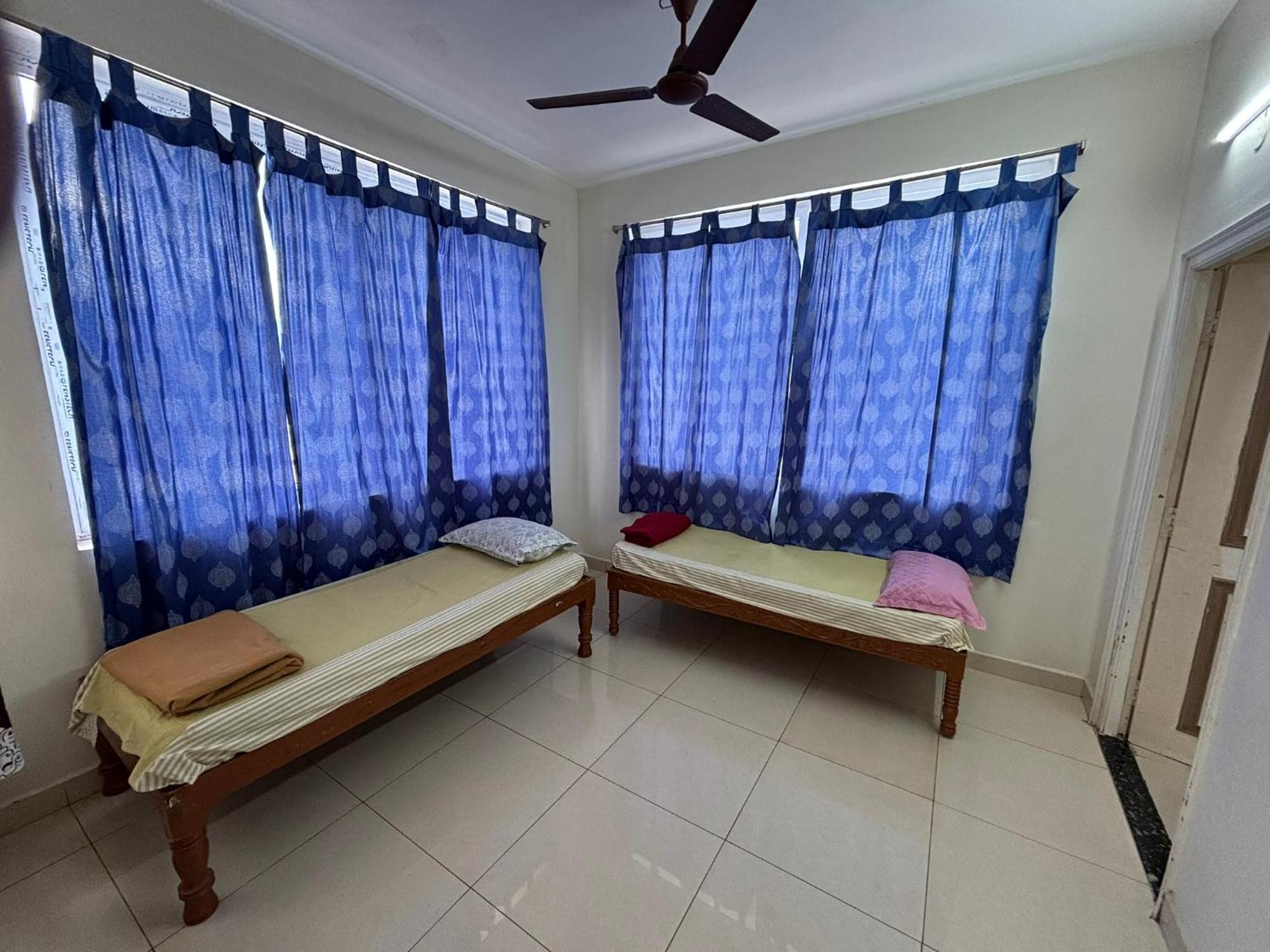 Srinivasa Hotel ตีรูปาติ ภายนอก รูปภาพ