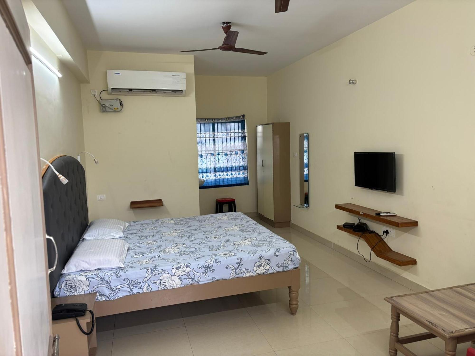 Srinivasa Hotel ตีรูปาติ ภายนอก รูปภาพ