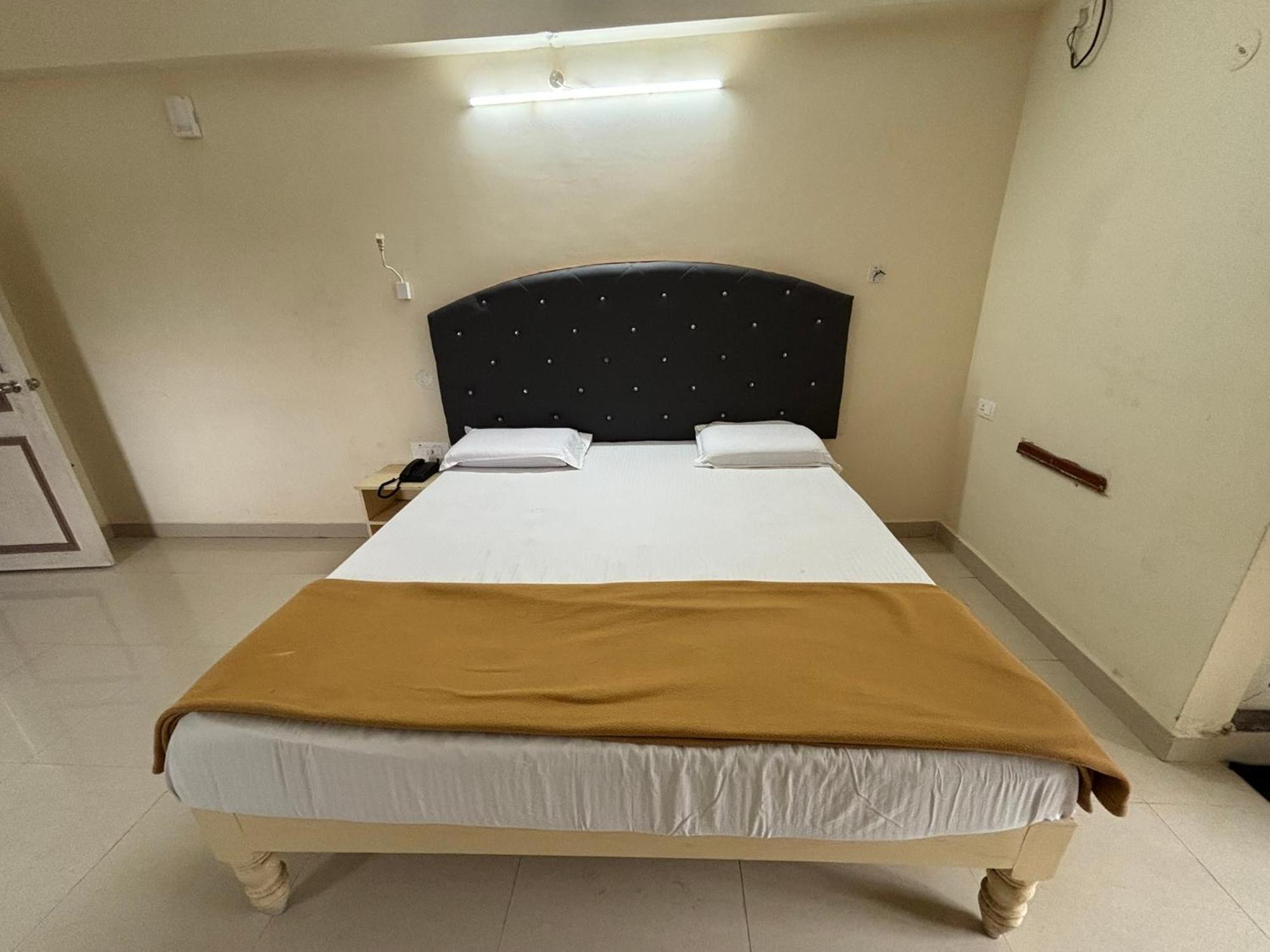 Srinivasa Hotel ตีรูปาติ ภายนอก รูปภาพ
