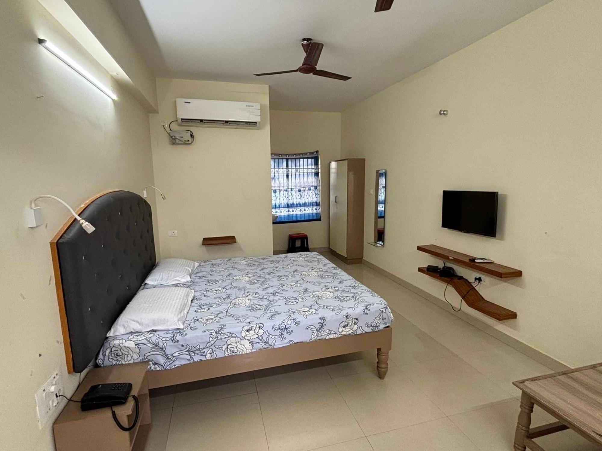 Srinivasa Hotel ตีรูปาติ ภายนอก รูปภาพ