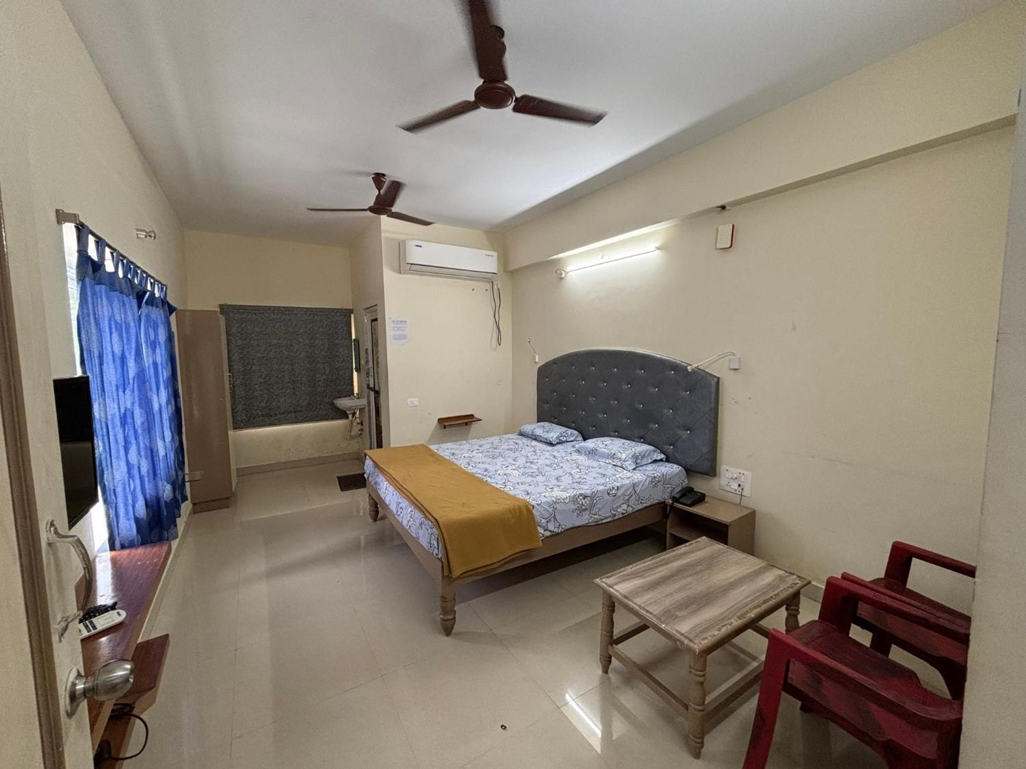 Srinivasa Hotel ตีรูปาติ ภายนอก รูปภาพ