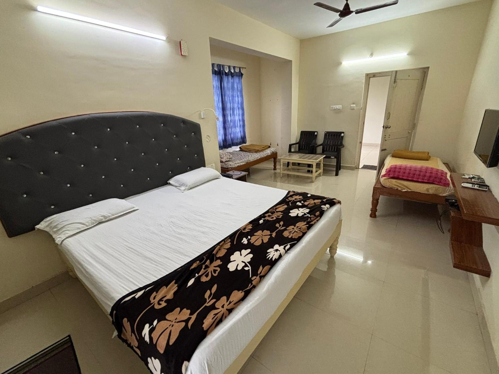 Srinivasa Hotel ตีรูปาติ ภายนอก รูปภาพ