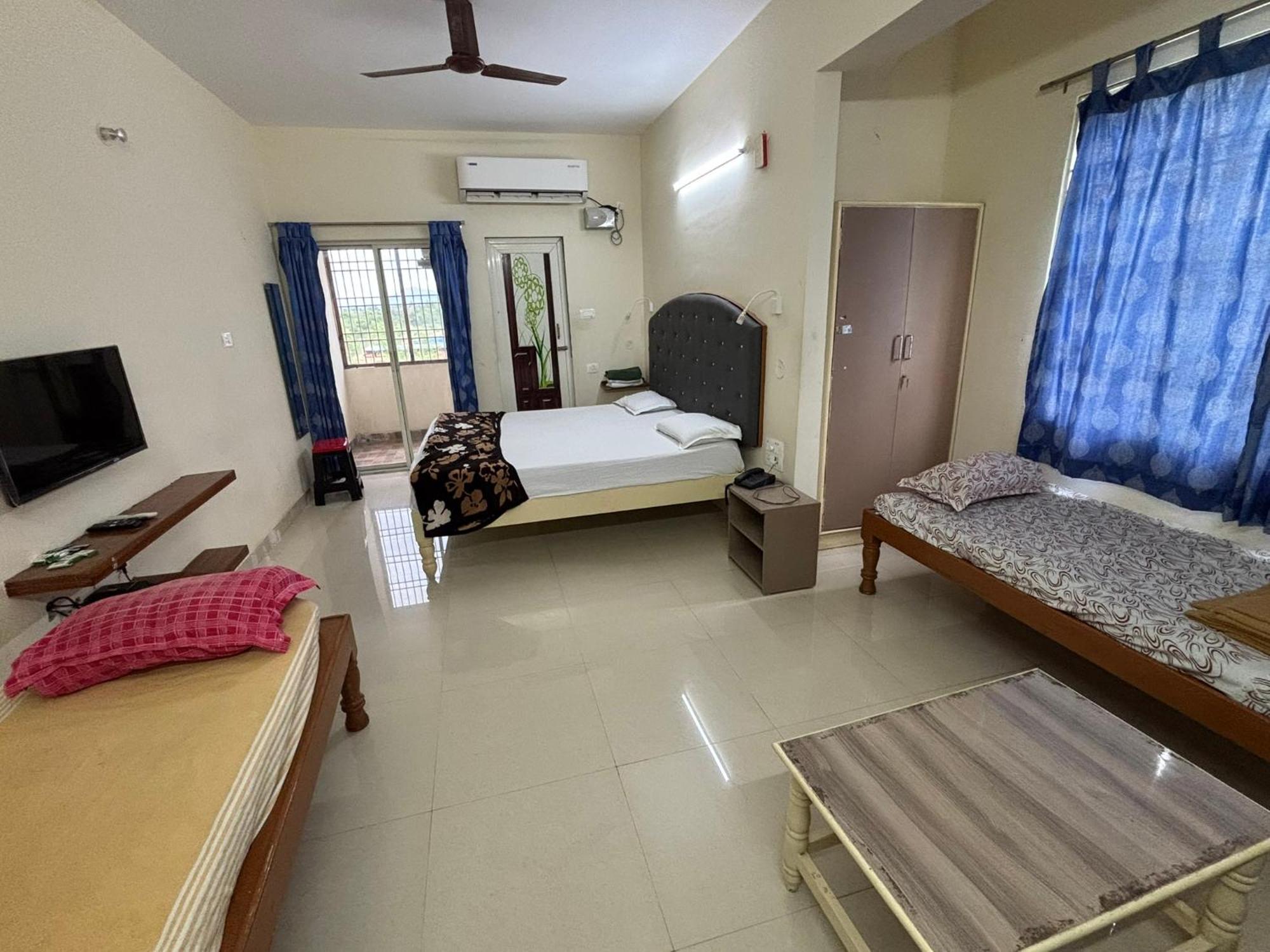 Srinivasa Hotel ตีรูปาติ ภายนอก รูปภาพ