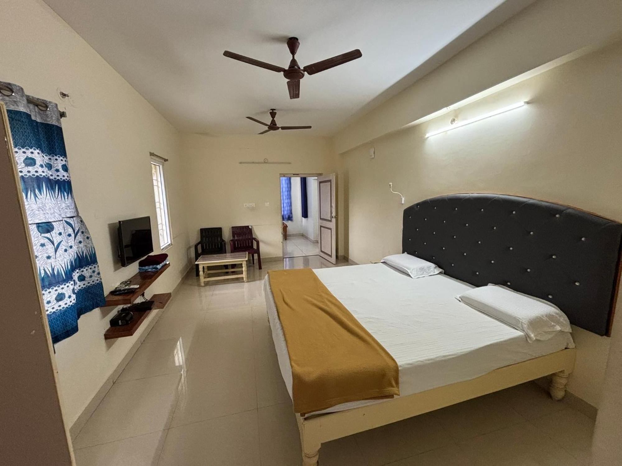 Srinivasa Hotel ตีรูปาติ ภายนอก รูปภาพ