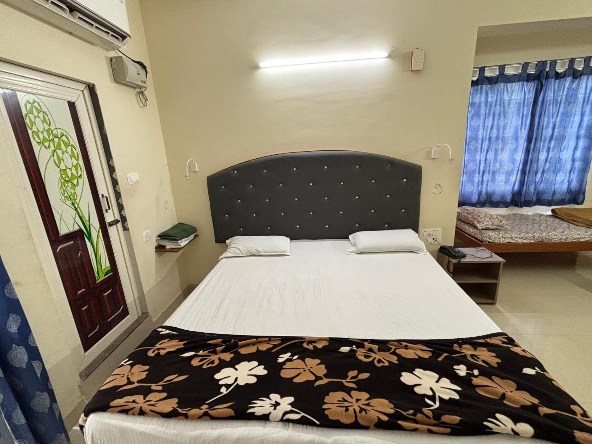 Srinivasa Hotel ตีรูปาติ ภายนอก รูปภาพ