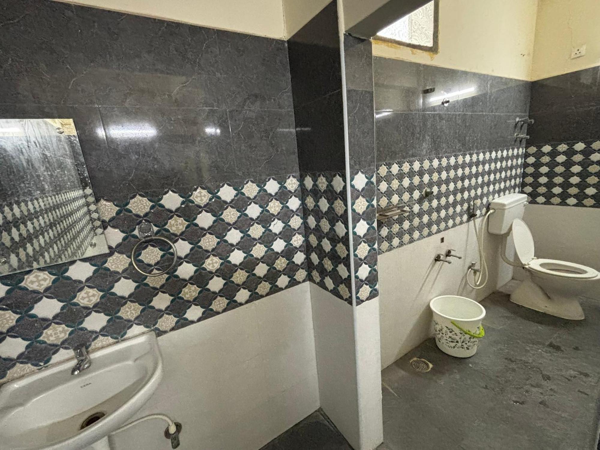 Srinivasa Hotel ตีรูปาติ ภายนอก รูปภาพ