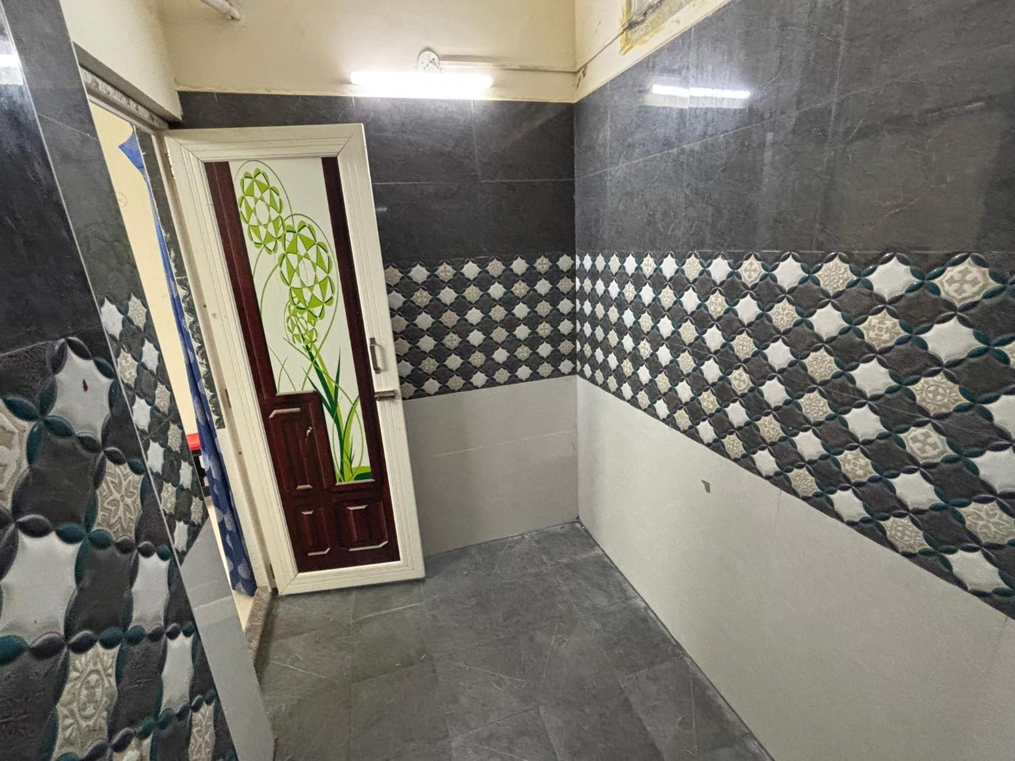 Srinivasa Hotel ตีรูปาติ ภายนอก รูปภาพ