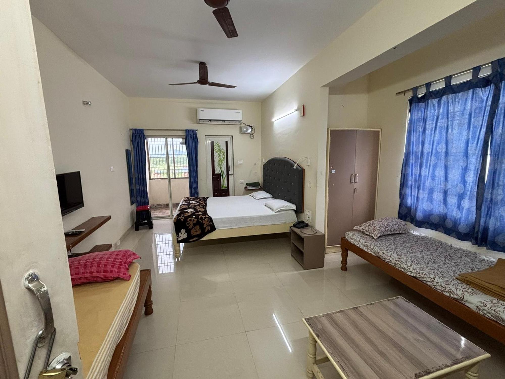 Srinivasa Hotel ตีรูปาติ ภายนอก รูปภาพ